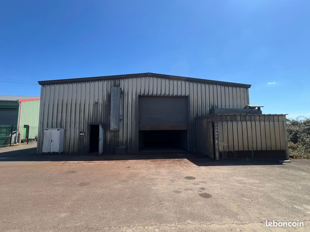 Local commercial 2 pièces 400 m² · à Landelles-Et-Coupigny · 400 m² · 107 000 €
