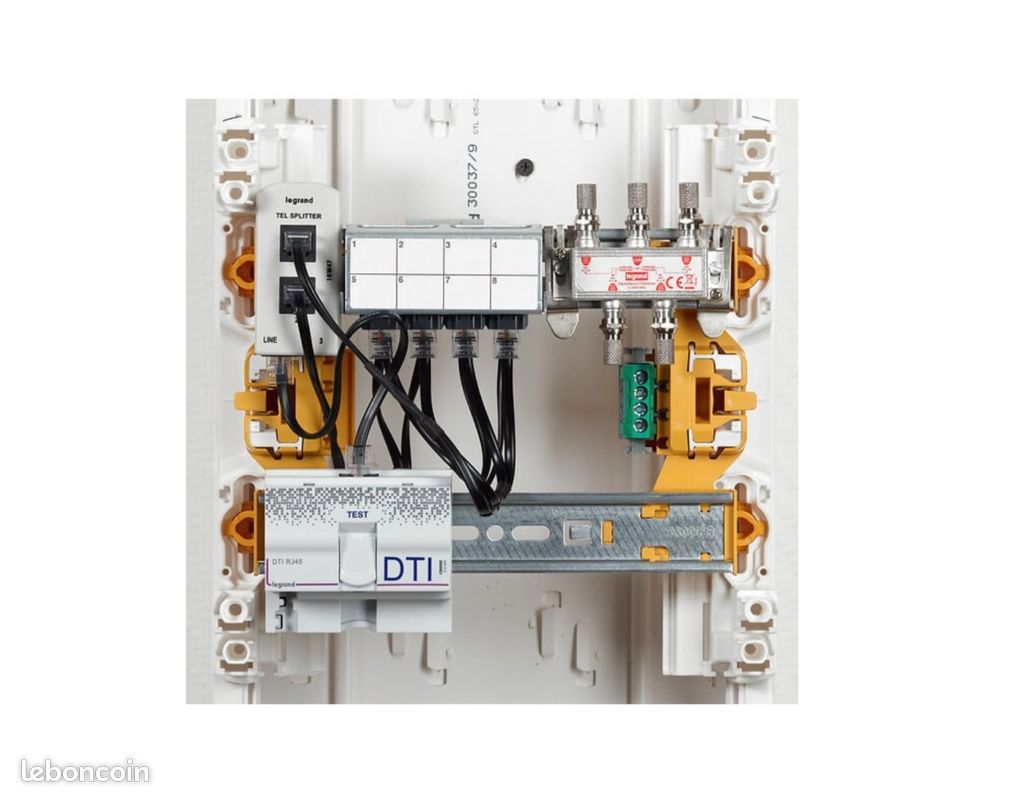 Tableau De Communication Legrand Avec Brassage - 18 Modules, Neuf (attention : 18 Modules Inclus)