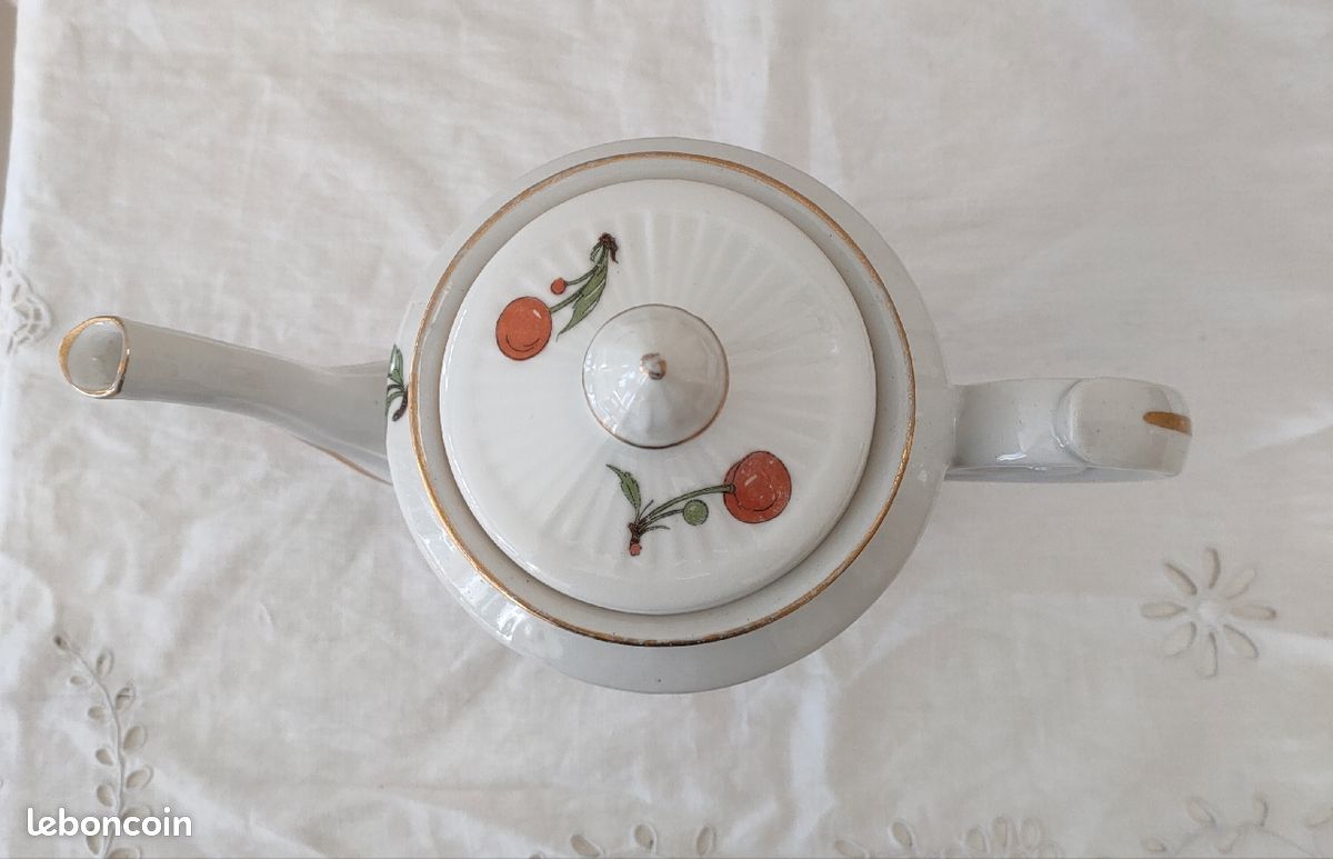 Théière ancienne vintage en porcelaine motif cerises 🍒 champêtre (image 6)