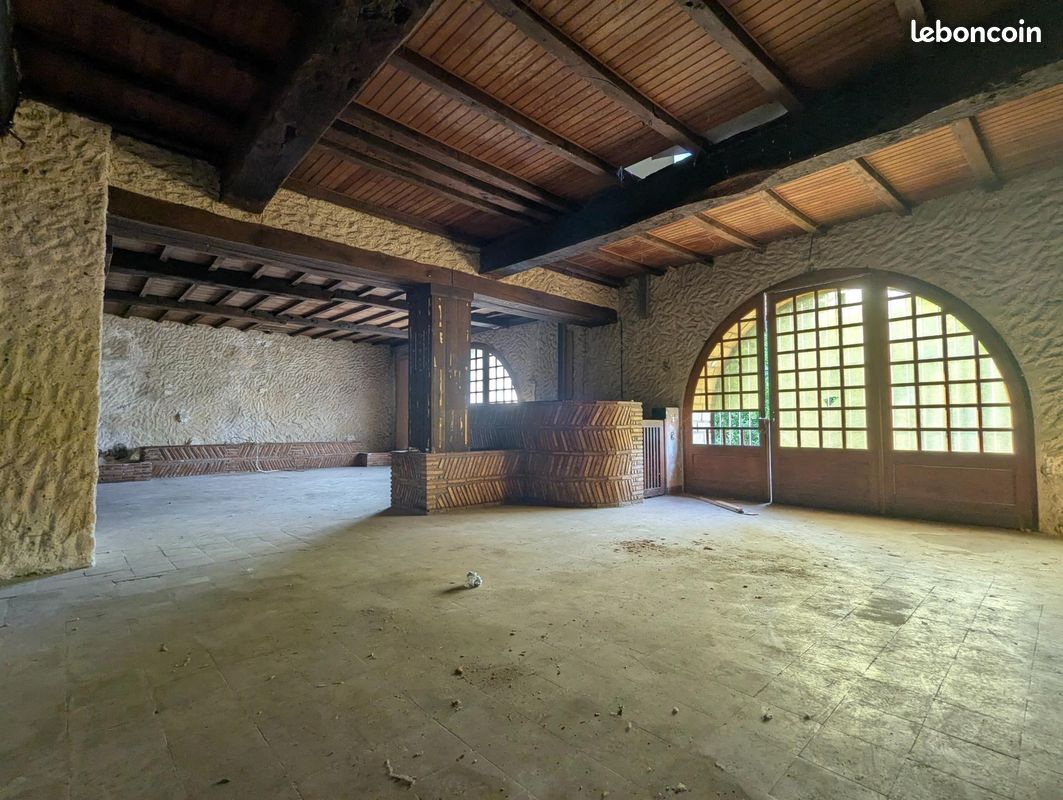 Maison 8 pièces 400 m² · à Neuvic · 400 m² · 215 000 €