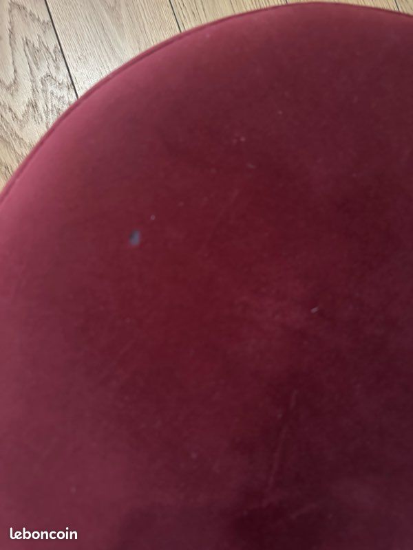 Pouf Monoprix en velours bordeaux avec base dorée (image 2)