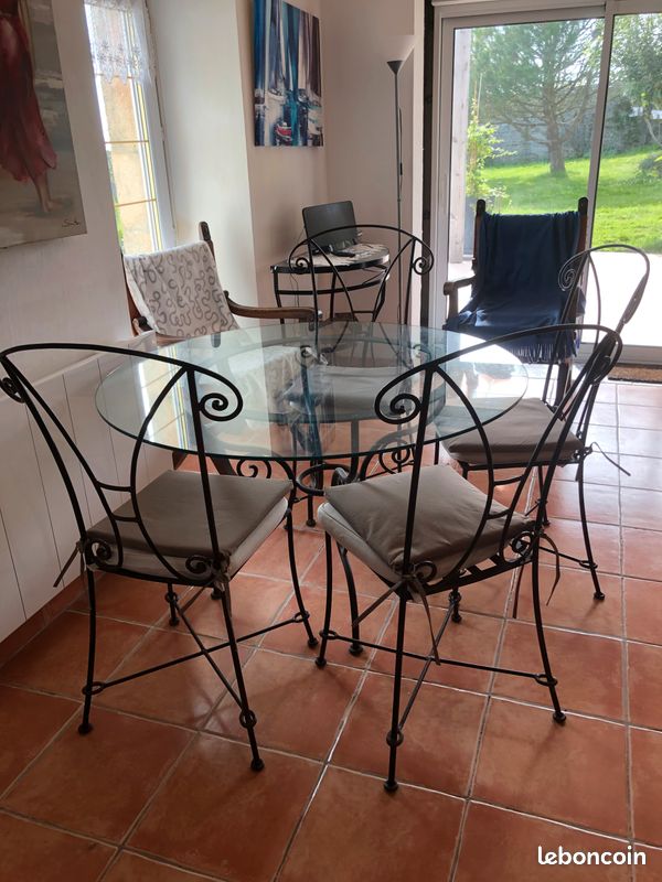 Table ronde en verre et fer forgé noire Roche Bobois et ses 4 chaises (image 3)