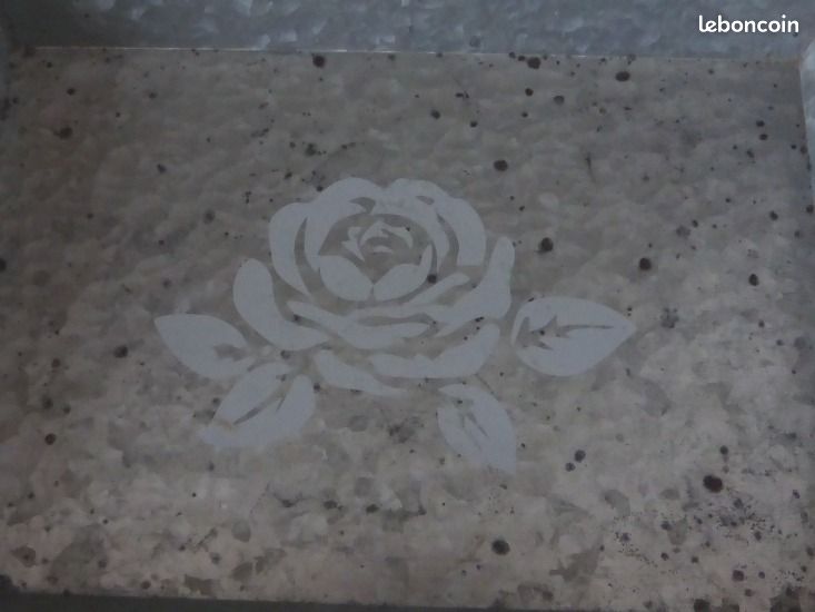 Grand plateau en métal argenté avec motif intérieur d’une fleur et des poignés en corde (image 2)