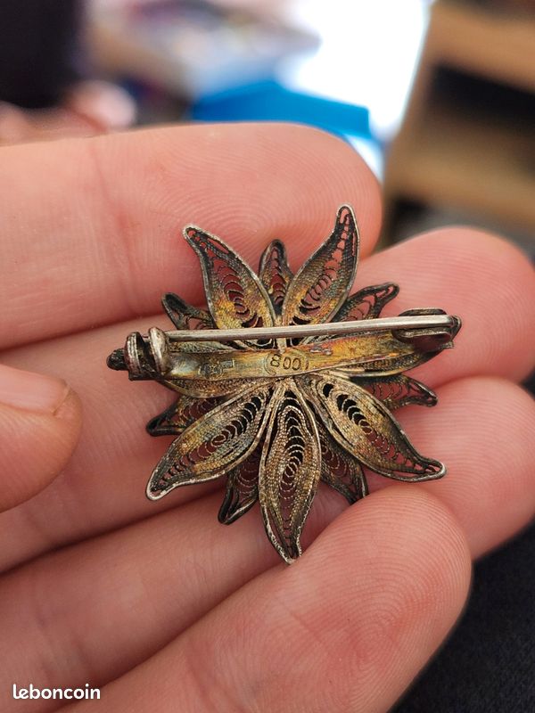Broche Ancienne En Argent Ajourée - Style Pagode Avec Personnages - Vintage Parfait