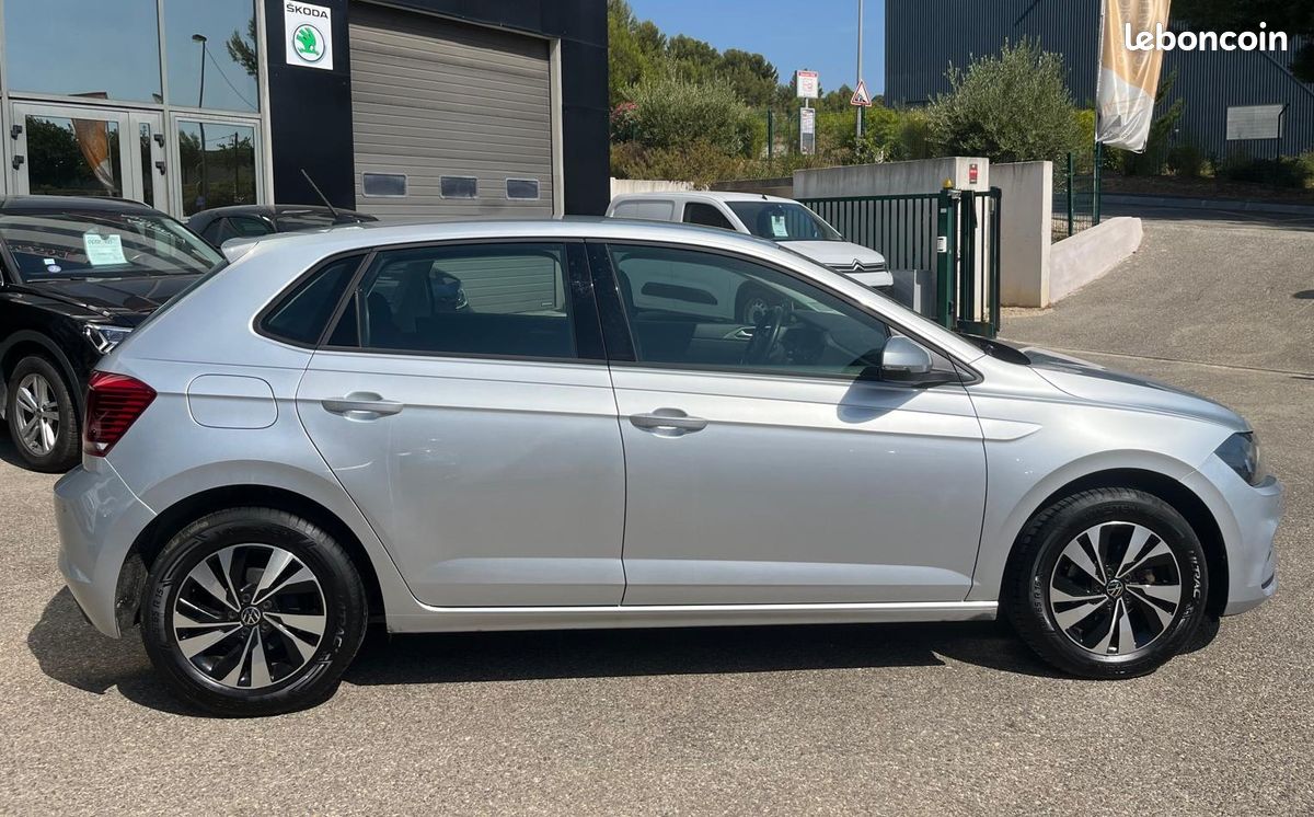 VOLKSWAGEN POLO 1.0 l TSI 95 CH EDITION + 2021 / JANTES ALU BI-TONS / CARPLAY SANS FIL / RADARS AVANT + ARRIERE / ECRAN / SIEGES CHAUFFANTS / CHARGEUR INDUCTION (image 5)