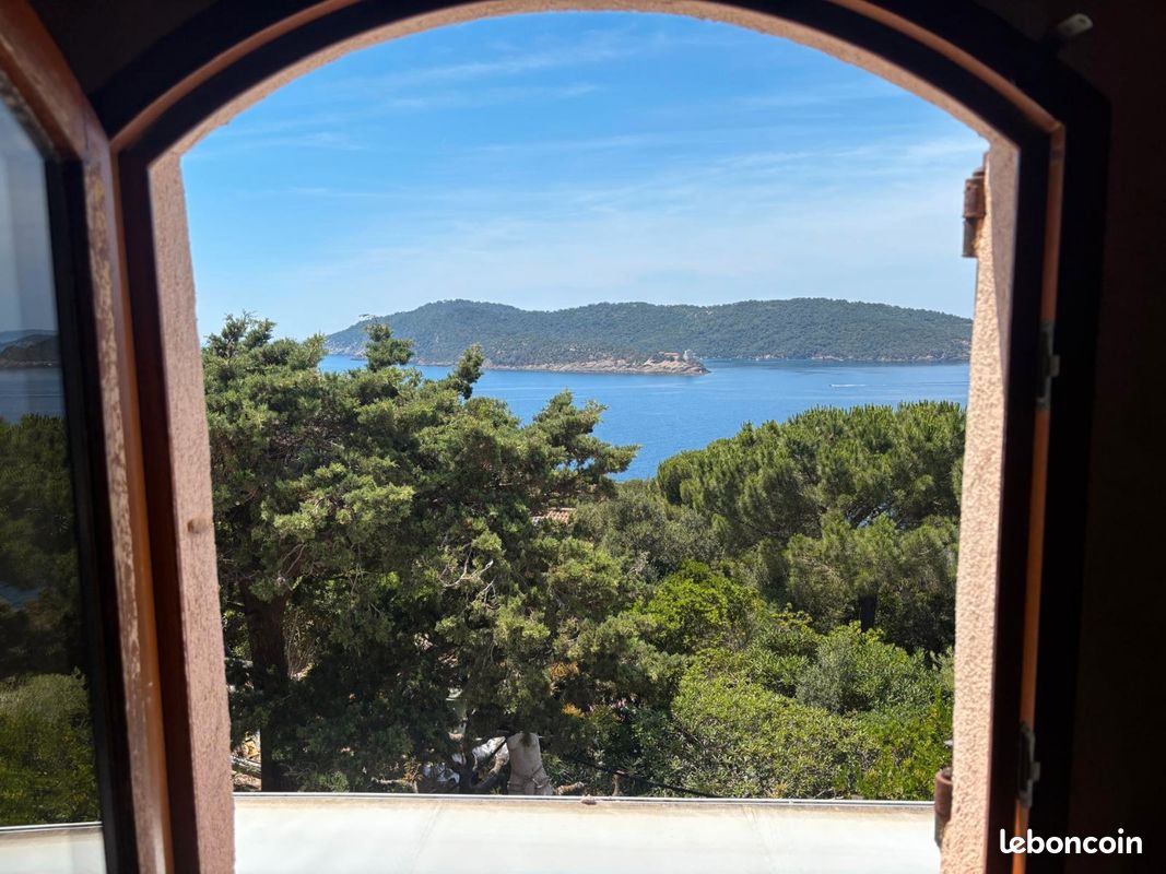 Chambre panoramique avec terrasse vues mer sur l'île du Levant (image 2)