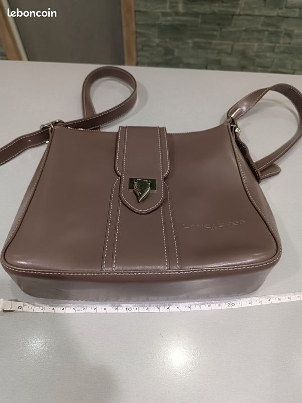 Petit Sac à Main Lancaster Toile Siglée Taupe – Garnitures Cuir Verni, Occasion Très Bon état