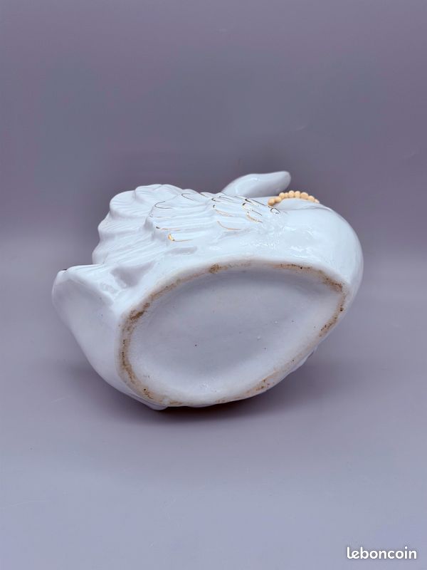 Jardinière en porcelaine représentant un cygne, décor floral en reliefs, fleurs peintes et rehauts dorés. Très bon état général. 16x11x17 cm (image 6)