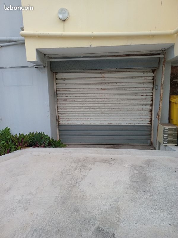 Local commercial 3 pièces 200 m² · à Saint-Pierre · 200 m² · 1 100 €