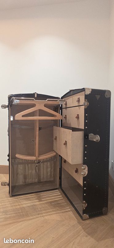 Malle Moynat wardrobe (image 9)