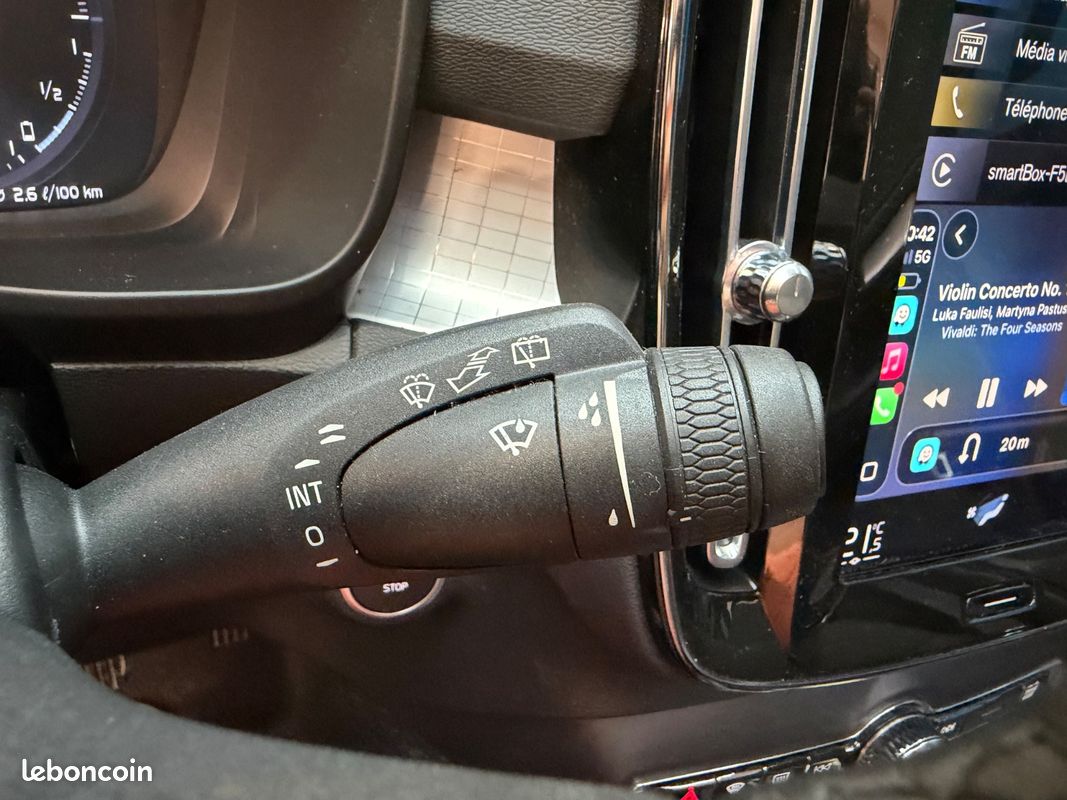 Volvo XC40 T5 261Ch Plug in Hybrid Inscription Business - 2EME MAIN / HISTORIQUE COMPLET / TOIT OUVRANT PANORAMIQUE / CARPLAY / CAMERA DE RECUL / COFFRE ELECTRIQUE (image 22)