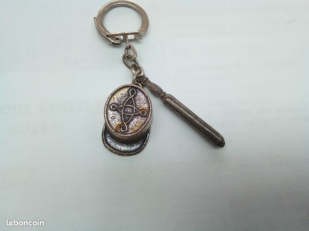 Ancien porte clé clef collection automobile Police Gendarmerie képi matraque 3D vintage années 60 (image 1)
