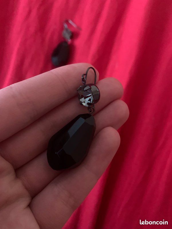 Boucles d’oreilles noires (image 1)
