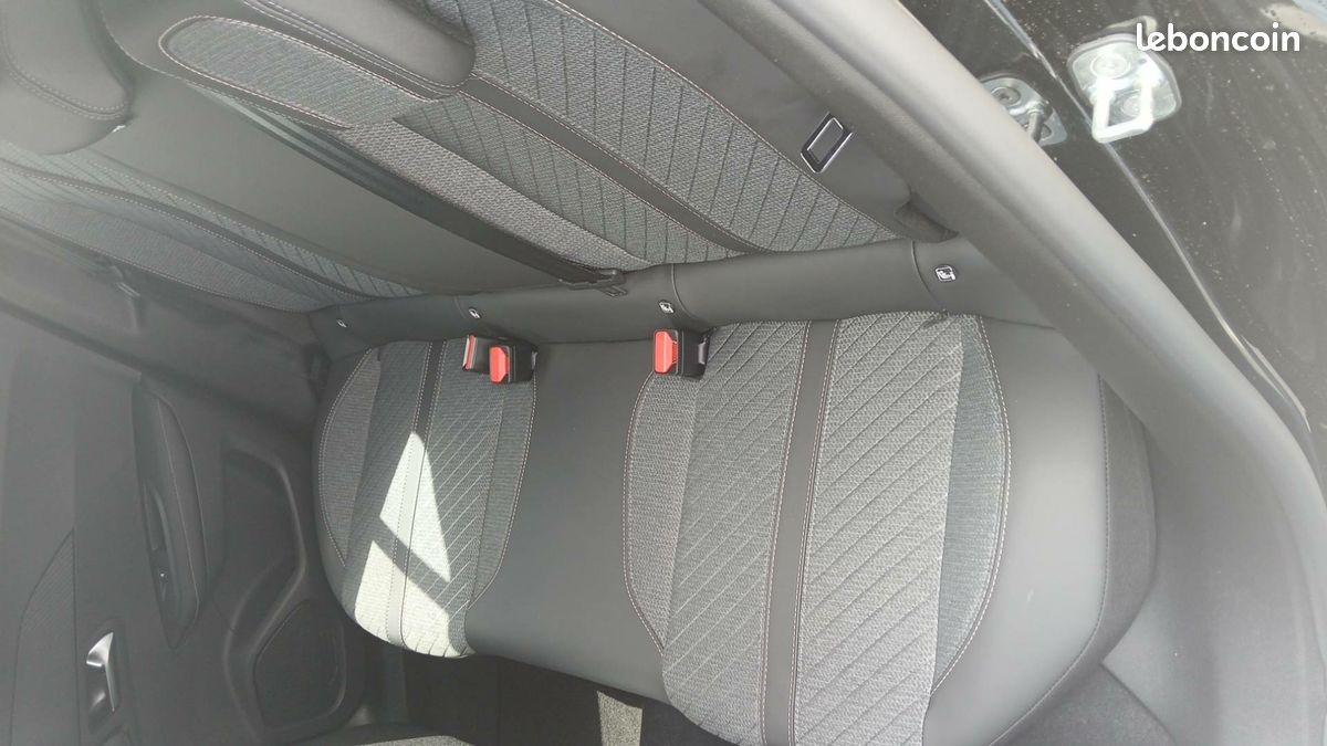 PEUGEOT 2008 Hybrid 145 e-DCS6 Allure (image 11)