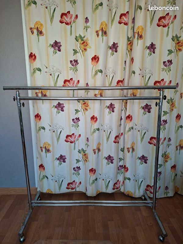 Porte vêtements à roulettes (image 1)