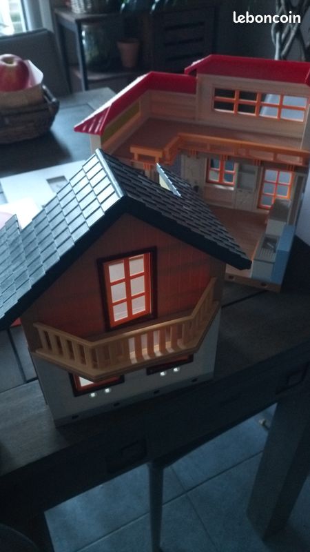 Lot 2 maisons playmobil et accessoires (image 1)