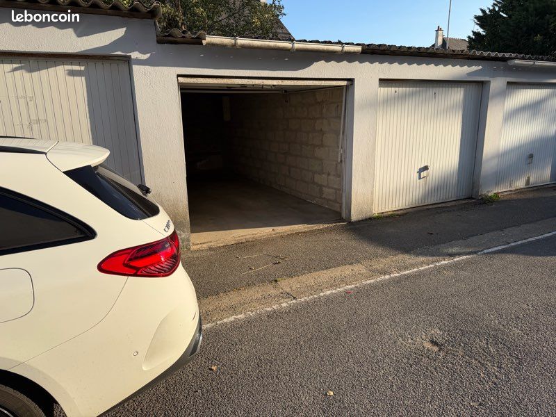Location garage parking box de stockage · à Lanester · 90 €