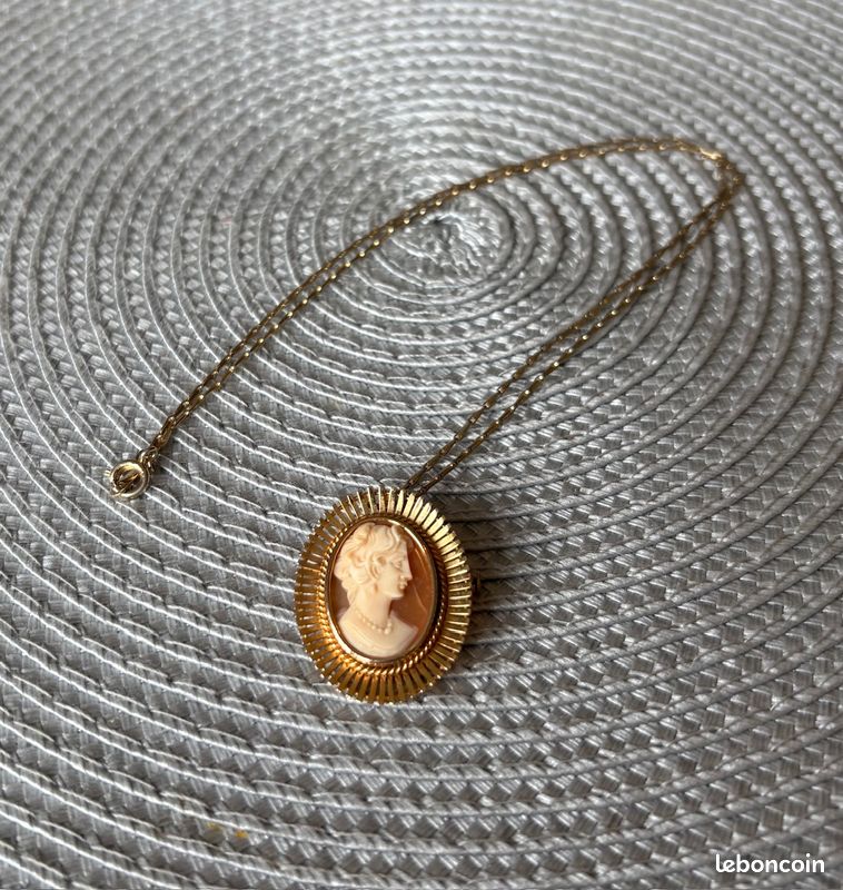 Pendentif Pdpaola avec perle et plaqué or : élégance et durabilité dans