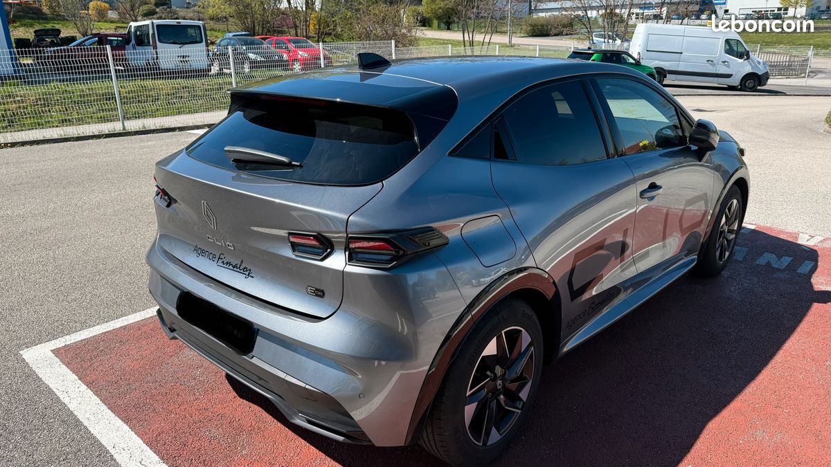 Nouvelle Clio full hybride e-tech 1.8l 160cv finition techno (image 3)