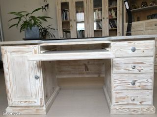Bureau (image 1)