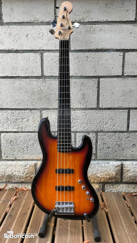 Squier deluxe jazz bass 5 (image 1)