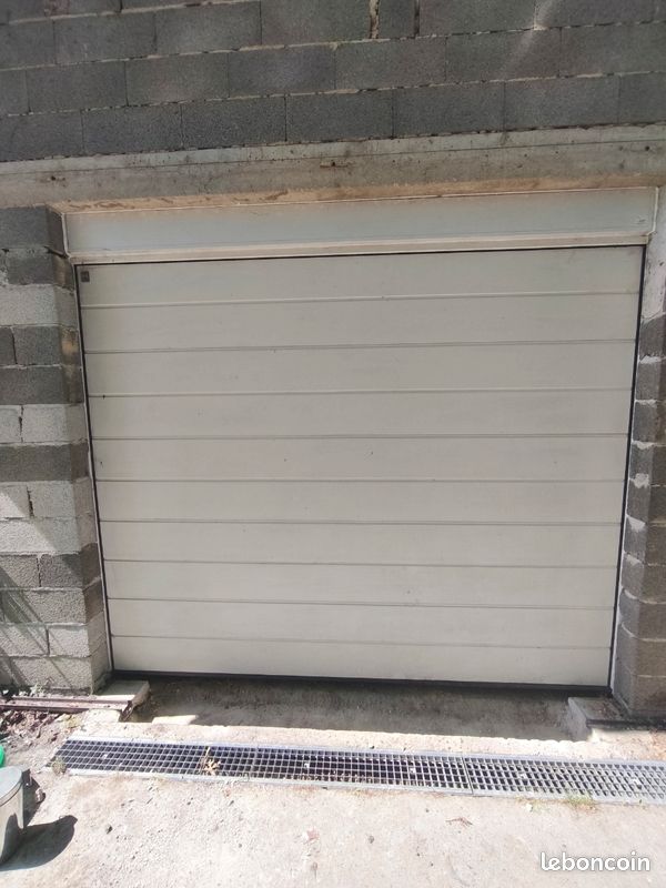 Porte de garage sectionnelle isolée motorisée FAAC 3000x2500mm (image 1)