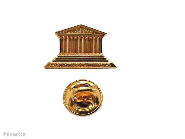 V9) PINS BADGE ENAMEL VINTAGE COLLECTION LOGO CAMEL DROMADAIRE PALMIER DORÉ