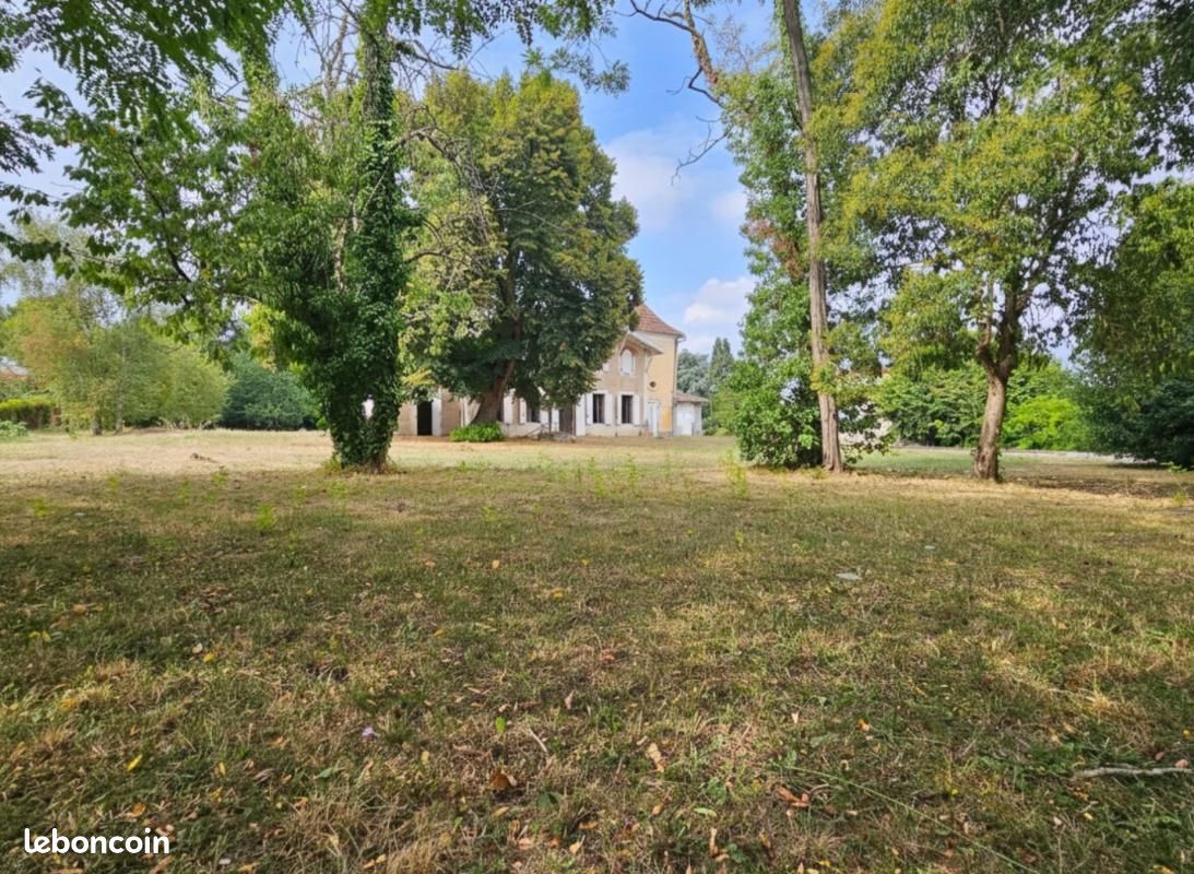 Maison 10 pièces 315 m² · à Clairac · 315 m² · 99 000 €