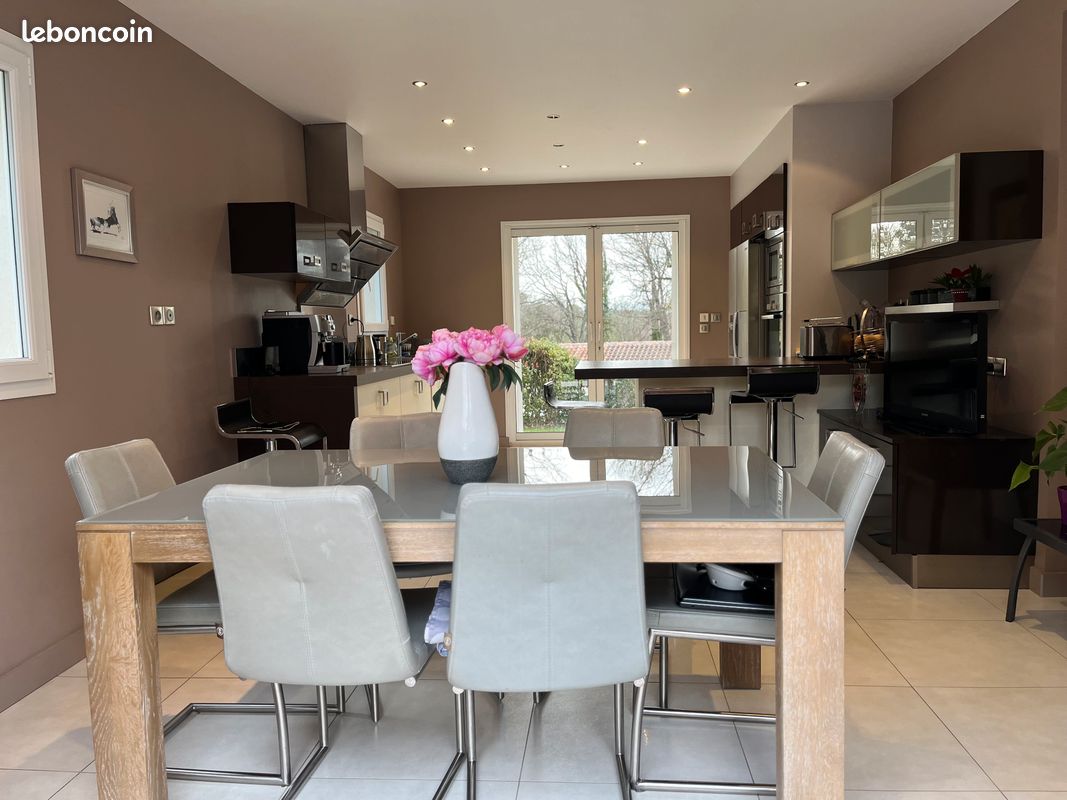 Maison 7 pièces 230 m² · à Peyrolles-en-Provence · 230 m² · 1 120 000 €