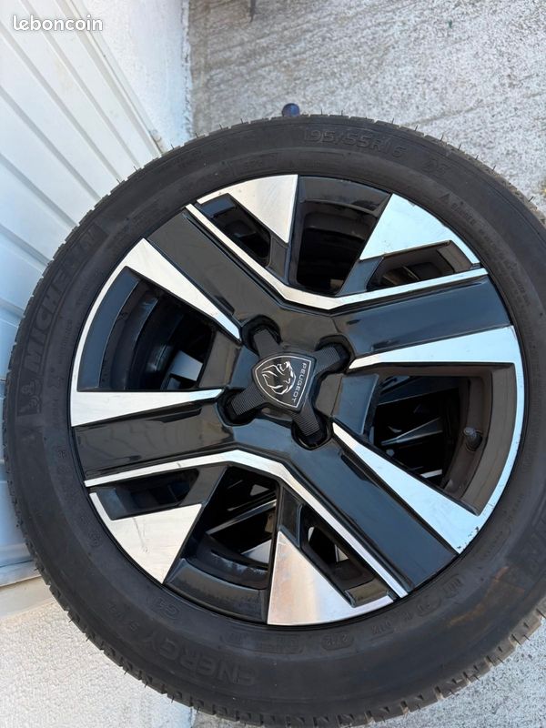 Jantes alu Peugeot 208
Taille des pneus Michelin 196/55R16 (image 1)
