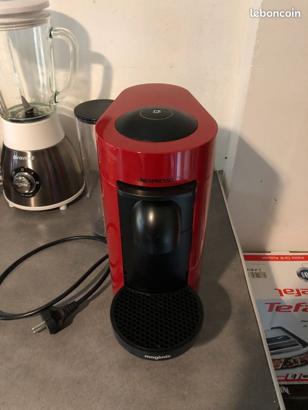 Cafetière à capsules Nespresso Vertuo Plus (image 1)