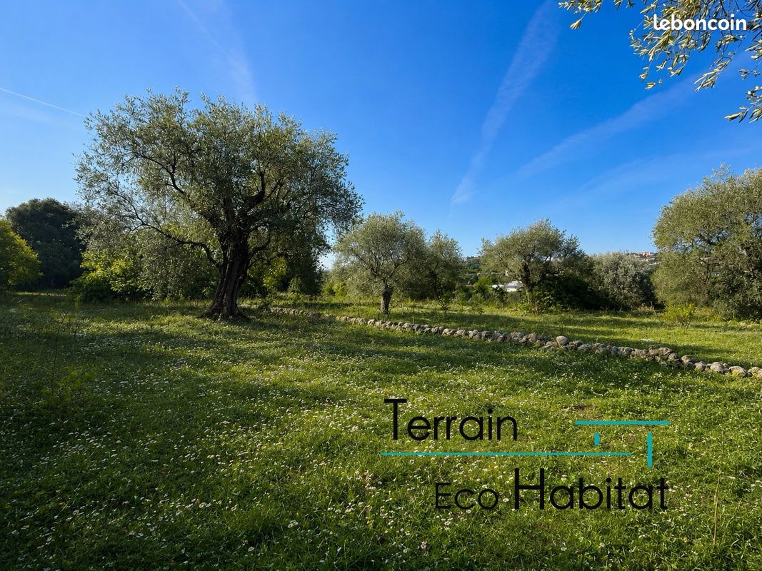 Terrain 1345 m² · à Grasse · 1 345 m² · 330 000 €