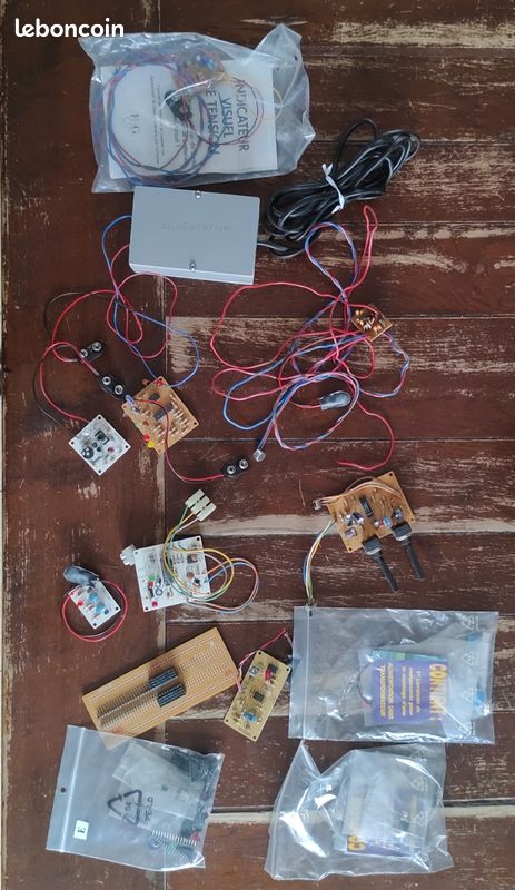Un ensemble de divers appareils électroniques reliés par des lignes blanches sur un fond jaune
