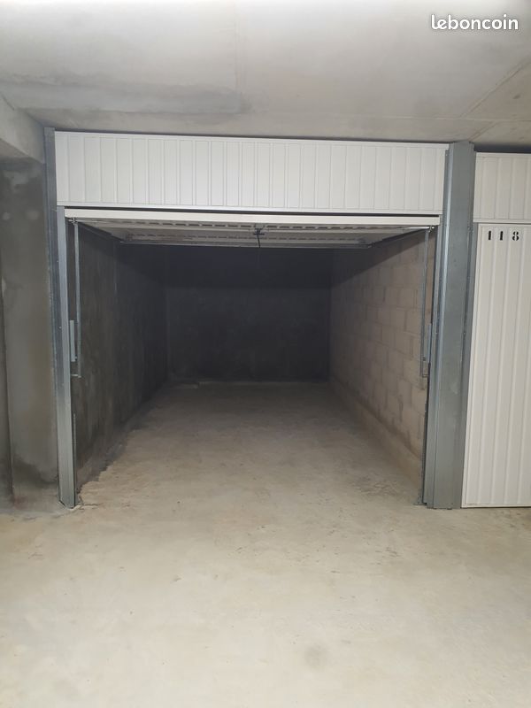 Garage / Box aux Accates · à Marseille · 27 000 €