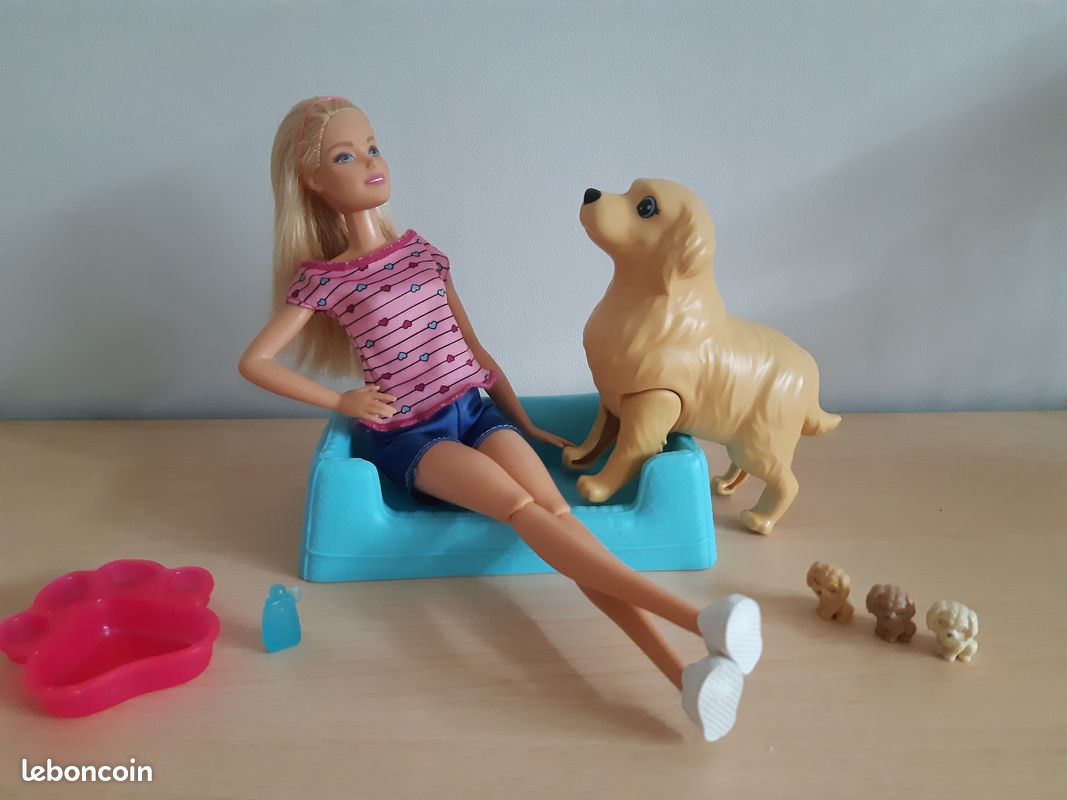 Barbie avec chien articulé qui donne naissance à ses chiots