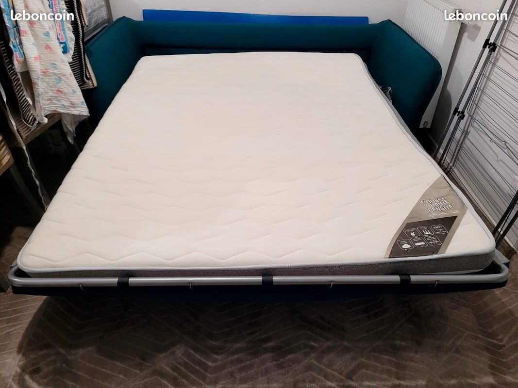 Urgent Canapé convertible scandinave 3 places en tissu bleu paon et bois clair avec matelas 10 cm CREEP (image 4)