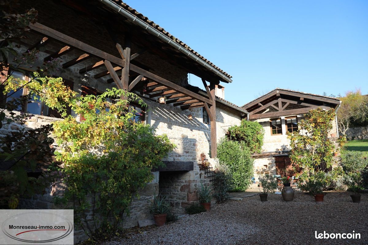 Maison 9 pièces 250 m² · à La Roche-Vineuse · 250 m² · 449 000 €