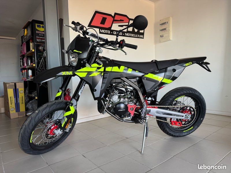 FANTIC 50 XM SUPERMOTARD PERFORMANCE NEUVE rouge/jaune/fuchsia