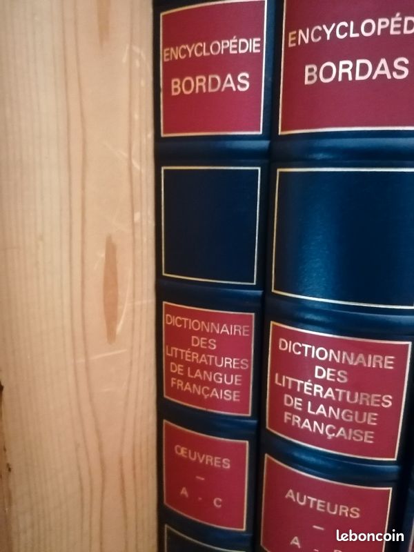 Armoire petite bibliothèque contenant volume universali année 74 a 84 dim H1. 90 l 0. 57 p0. 30 (image 7)