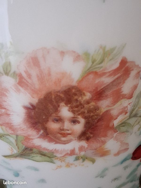 Vase en opaline XIX eme decor frloral rehausse d'or peint a la main