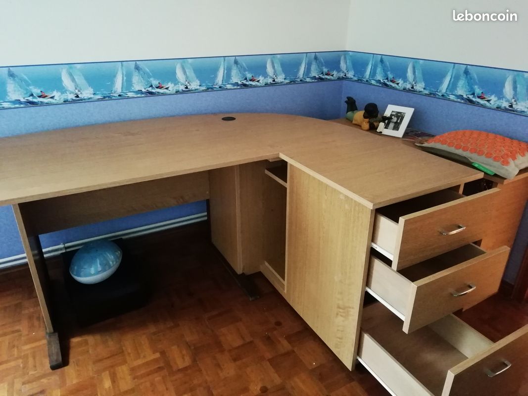 Bureau (image 1)