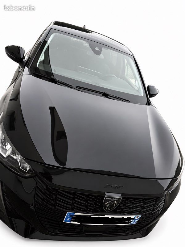 Peugeot 208 AUTO • 2024 • Sièges chauffants • Recharge sans fil • État impeccable (image 2)