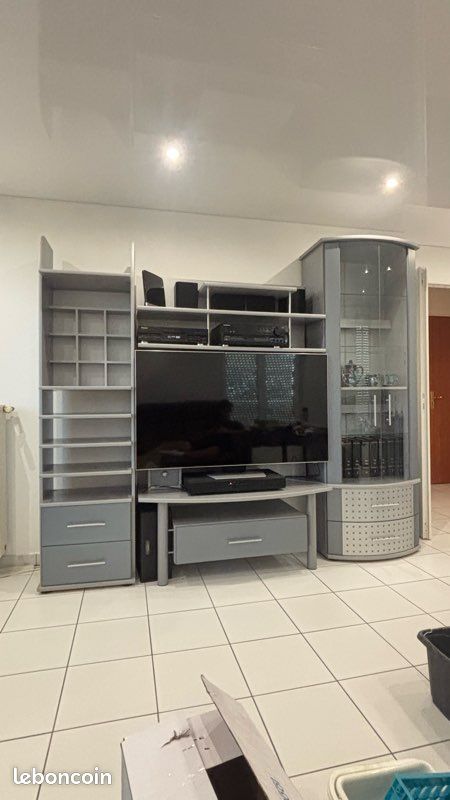 Meuble TV de style moderne avec éléments modulaires en gris (image 1)