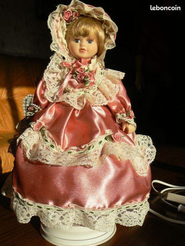 Poupée de porcelaine (image 1)