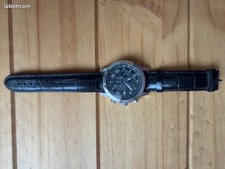 Montre Guess - élangant bracelet cuir noir (image 1)
