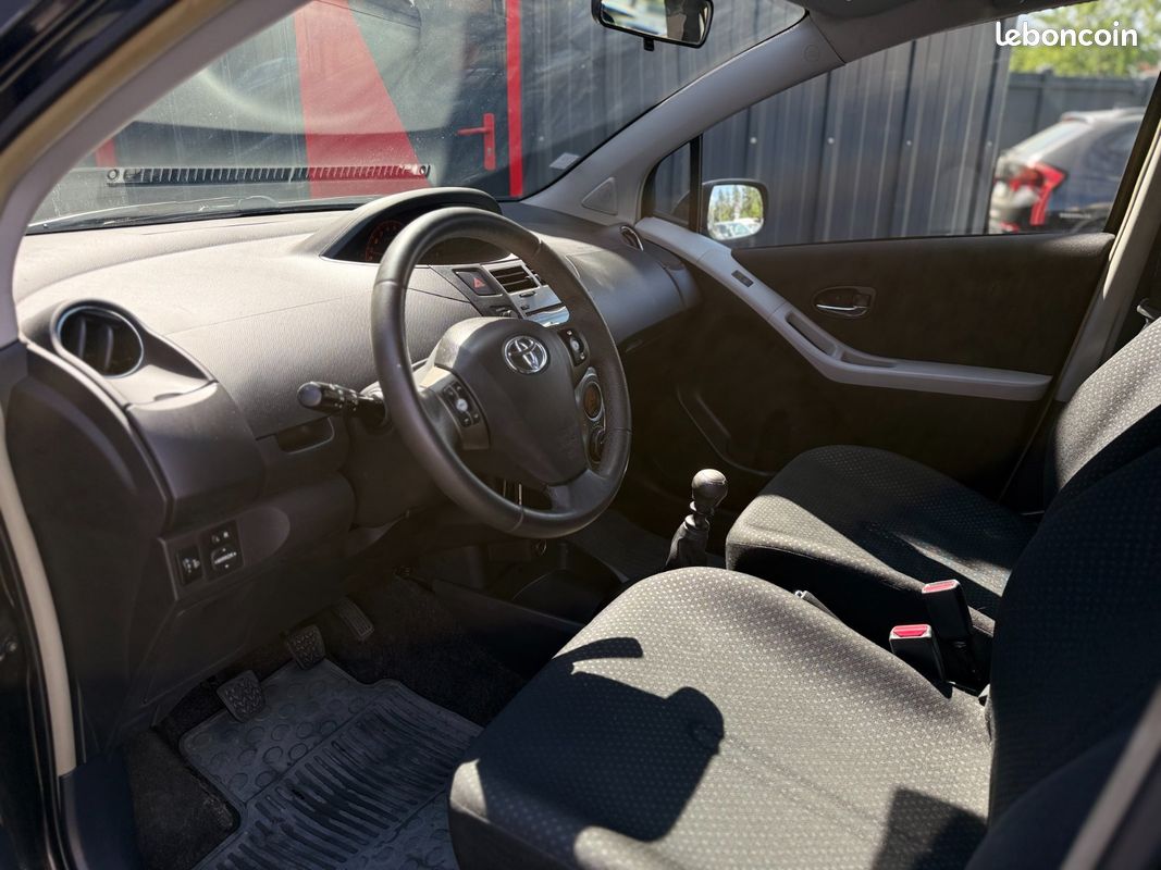 TOYOTA YARIS 1.4 - 90 D-4D Lounge (image 3)