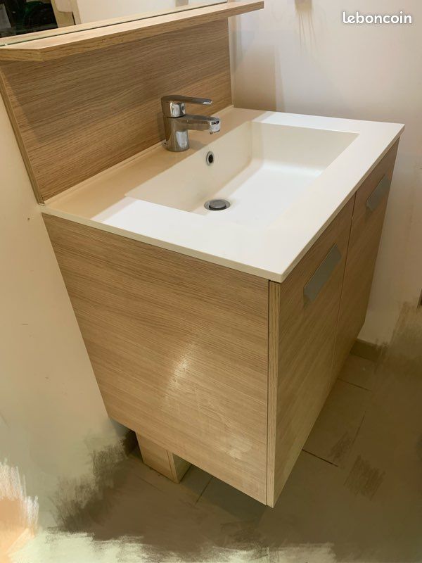 Ensemble de salle de bain avec miroir, vasque, robinet, éclairage intégré et espace de rangement (image 2)