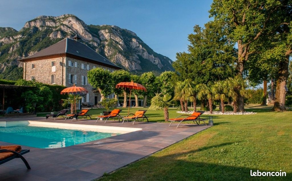 Maison 10 pièces 550 m² · à Porte-de-Savoie · 550 m² · 1 990 000 €