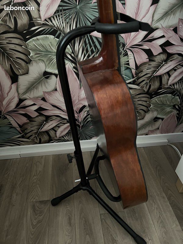 Guitare avec support (image 2)
