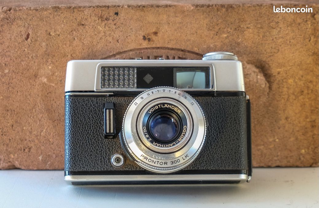 Lot - A Voigtlander Vitoret Film Camera, Vaskar 2.8/50 Lens, Germany, c. 1960
